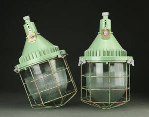 Industrielt design. Et par Russiske lamper af grønlakeret metal, 19