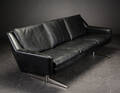 Dansk møbelproducent. Tre-pers sofa med shakerstel, læder. 1960erne.