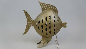Ljuslykta i form av fisk i plåt