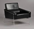 Arne Jacobsen. En lænestol, model 3300 betrukket med sort læder