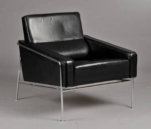 Arne Jacobsen. En lænestol, model 3300 betrukket med sort læder