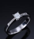 Diamantring af 18 kt. hvidguld prydet med prinsesssleben diamant