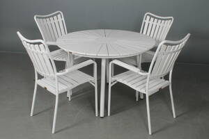 Daneline Havemøbler. Rundt havebord samt fire armstole, artwood