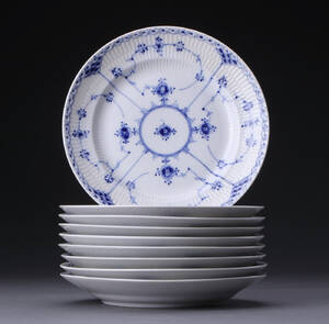 Royal Copenhagen. Ni musselmalede halvblonde frokosttallerkener nr. 572 9