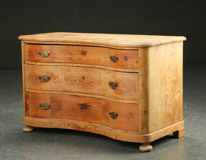 Kommode med svungen front, fyrretræ, omkring 1900