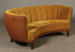Dansk møbelproducent. Bananformet sofa