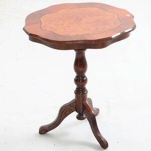 PELARBORD. Rundad skiva, enklare dekor