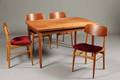 Dansk møbelproducent. Spisebord af teak, 4 stole  5 