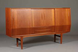 Dansk møbelproducent. Høj skænk af teak.