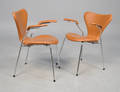 Arne Jacobsen. Par armstole, model 3207 2
