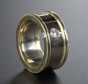 Brillant-Ring mit massiver, breiter Ringschiene ca. 0.42 ct.
