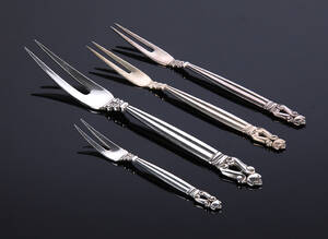 Georg Jensen KongeAcorn fire serveringsdele af sølv og sterlingsølv. 4 