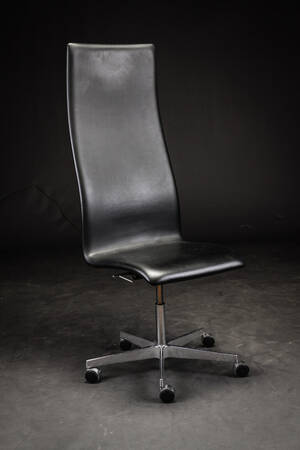 Arne Jacobsen. Højrygget Oxford stol, model 3172, Brown Label