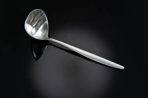 Tias Eckhoff for Georg Jensen. Cypres sauceske af sterlingsølv 