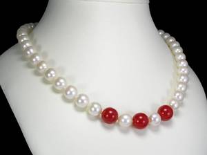 Südsee-Perlenkette mit Kugeln aus Jade und goldener Kugelschließe, mit Report