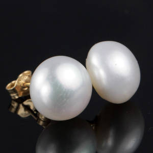 Par perle ørestikker.