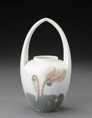 Royal Copenhagen. Vase af porcelæn dekoreret med åkander.