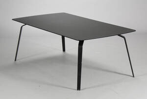 Henrik Pedersen. Spisebord model Float. Sort linoleum. Denne vare er sat til omsalg under nyt varenummer 4653599