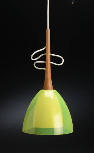 Loftlampe af egetræ med to skærme af hvidt og limegult glas