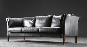 Tre-personers sofa af sort læder, dansk møbelproducent