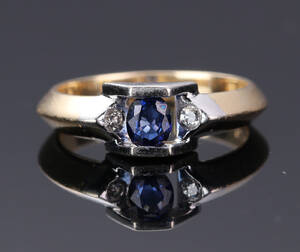 Ring i hvidguld med safir och brillanter