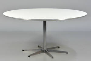 Arne Jacobsen. Cirkulært spisebord fra 2012. Ø 145 cm 