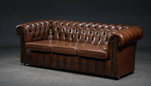 Chesterfieldsofa betrukket med brunt læder