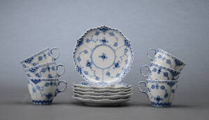 Royal Copenhagen. Musselmalet, helblonde kaffekopper 12 Denne vare er sat til omsalg under nyt varenummer 4067052