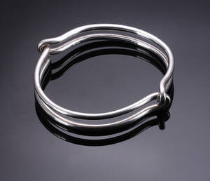 A. Michelsen. Moderne todelt armring af sterlingsølv, ca. 1960erne