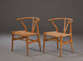 Hans J. Wegner. Sæt på to Y- stole, model CH-24, med stel af patineret egetræ 2 