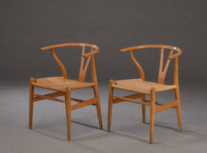 Hans J. Wegner. Sæt på to Y- stole, model CH-24, med stel af patineret egetræ 2 
