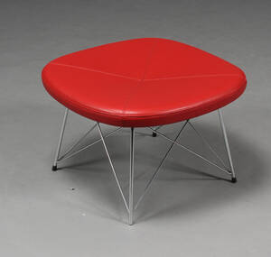 Anne-Mette Jensen og Morten Ernst. Taburet model EJ141