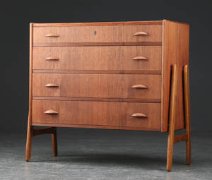Kommode af teak, dansk møbelproducent