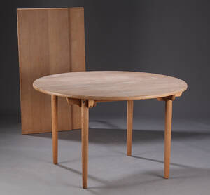 Dansk møbelproducent. Moderne spisebord af eg med udtræk. 3