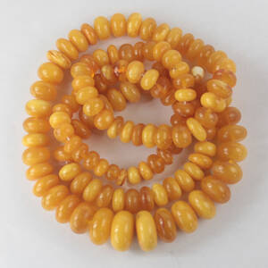 Halskæde med rav perler i forløb