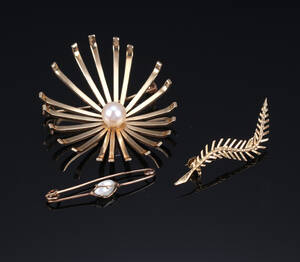 B. Hertz broche af 14 kt. guld samt to små brocher af 18 og 8 kt. guld. 3