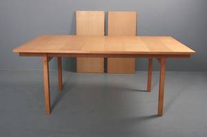 Hans J. Wegner 1914-2007. Spisebord mudtræk. 3