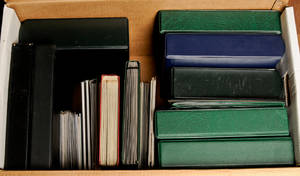 1 kasse med frimærker fra Danmark, Grønland og Færøerne