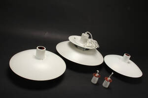 Poul Henningsen. Tre pendler af metal, model PH5 og PH 4 3