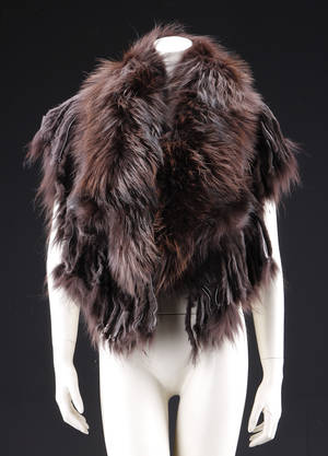 Fur Living. Ponchoboa af racoon