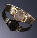 Omega Ladymatic. Vintage dameur i forgyldt stålkasse med lænke af 14 kt. guld, ca. 1965 