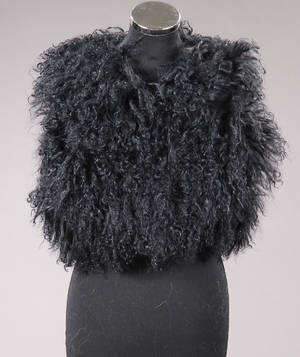 Living Fur. Kort vest af sort tibetansk uld. Str. one sizesmall