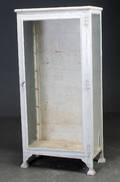 Vitrineskab af hvidmalet træ,