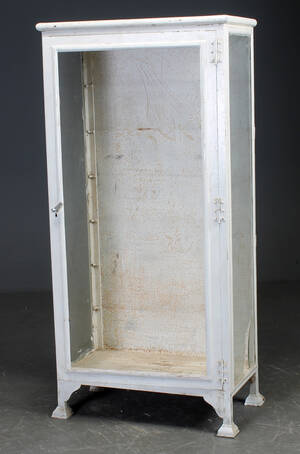 Vitrineskab af hvidmalet træ,