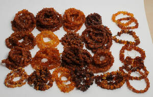 Samling på 17 kæder og 6 armbånd med rav 23