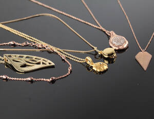 Halskæder med vedhæng i forgyldt og rosa forgyldt sterling sølv