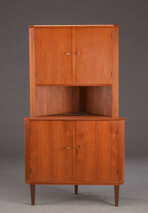 Dansk møbelproducent. Hjørneskab af teaktræ Denne vare er sat til omsalg under nyt varenummer 4868940