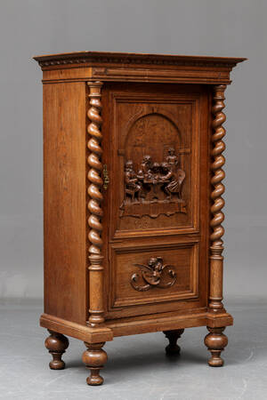 Dækketøjsskab af eg ca.1880