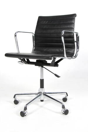 Charles Eames. Kontorstol i læder, model 117