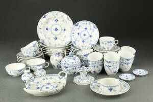 Royal Copenhagen. Diverse dele musselmalet. 41 Denne vare er sat til omsalg under nyt varenummer 4064712